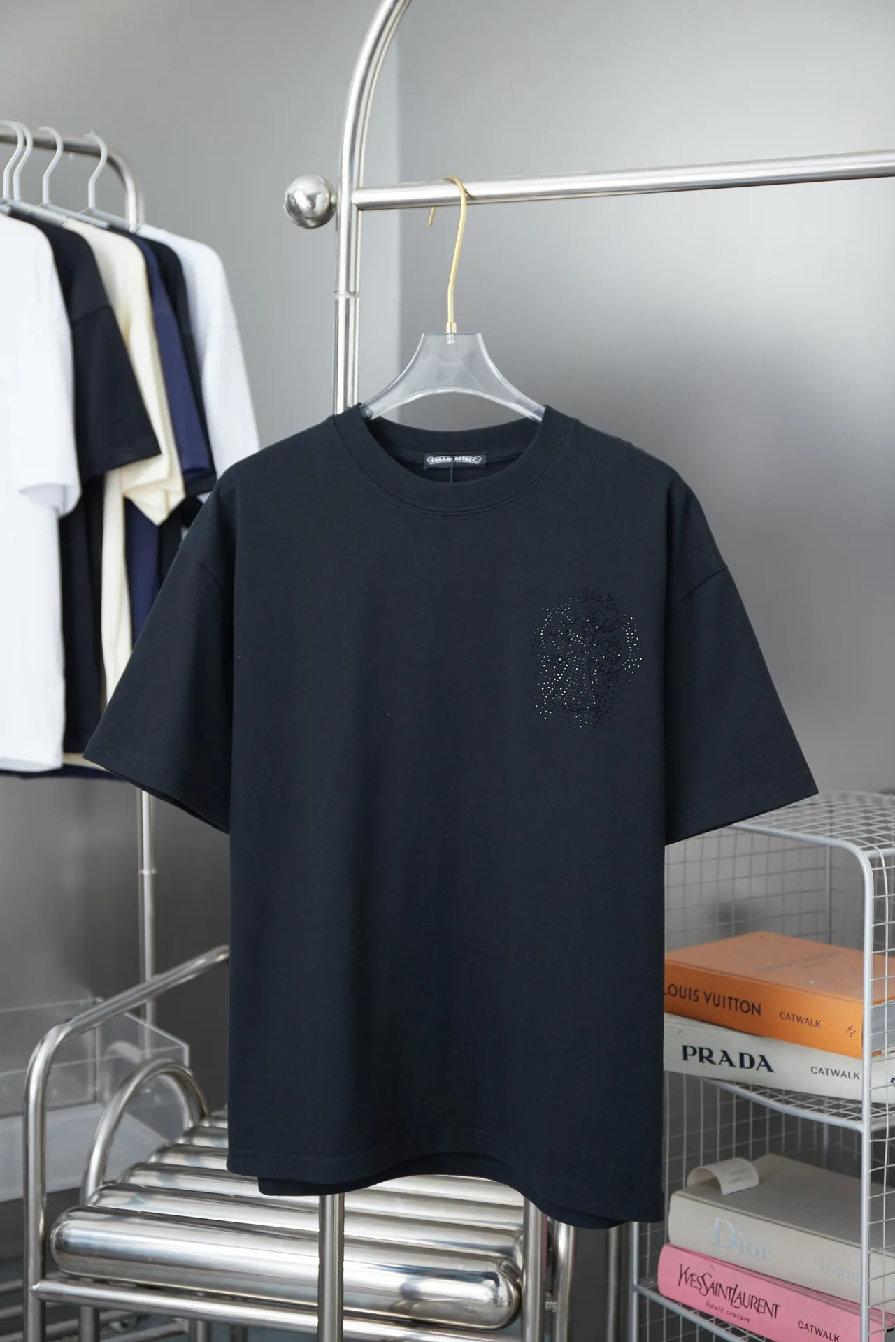🅿️200 Ch*ome Hearte 25SS early spring new model, Australian diamond embroidered Crow heart cross short sleeves, light luxury, essential item for daily commuting for men and women, correct version, welcome to compare, detailed features · 320g 100% pure cotton double yarn jersey fabric · Custom dyed in the same cylinder, special thickened 32 double-strand 1X1 threads · Imported Tajima machine embroidered letter logo and pattern · High-temperature stamping of Crow heart pattern with matte diamonds imported from Australia · Double-needle stitching across seams · Original main mark, washed tag, branded moisture-proof paper packaging Color: Black/White Size: S/M/L/XL